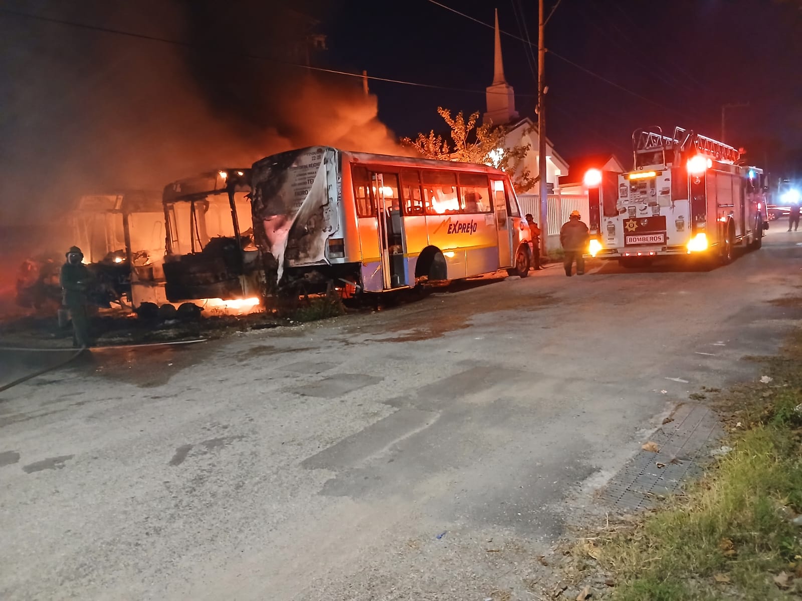 Incendio de minibuses abandonados en la colonia Sambulá